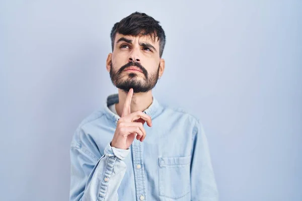 Homem Hispânico Jovem Com Barba Sobre Fundo Azul Pensando Concentrou — Fotografia de Stock