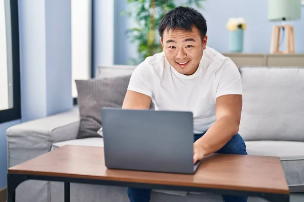 Jonge Chinese Man Met Laptop Zittend Bank Thuis — Stockfoto