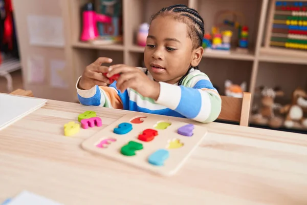 Niño Afroamericano Jugando Con Matemáticas Juego Puzzle Sentado Mesa Jardín — Foto de Stock