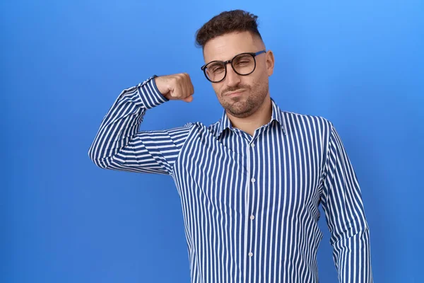Homem Hispânico Com Barba Vestindo Óculos Pessoa Forte Mostrando Músculo — Fotografia de Stock