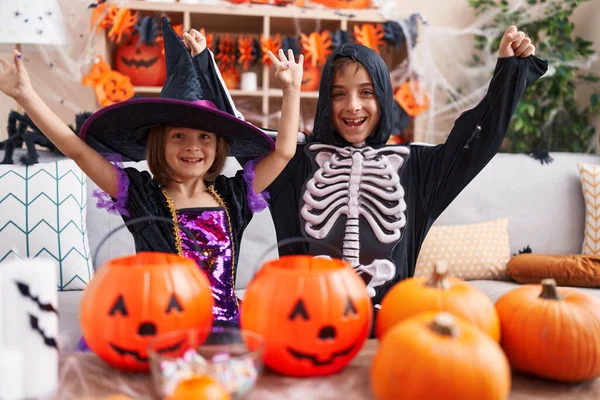 Roztomilý Chlapec Dívka Halloween Party Výrazem Vítěze Doma — Stock fotografie