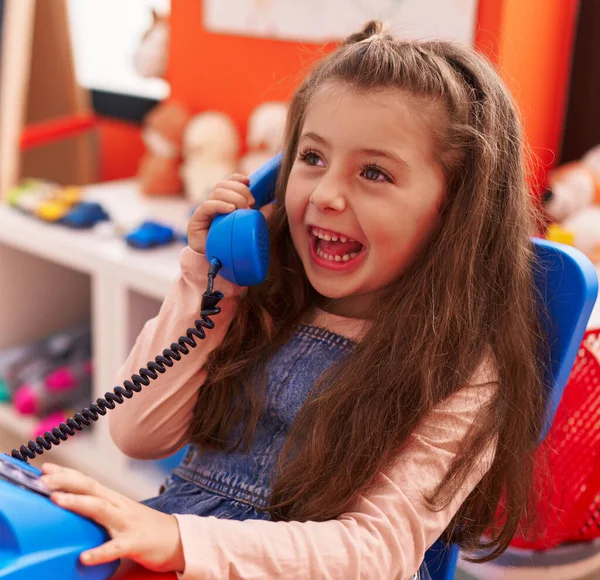 Imádnivaló Spanyol Lány Telefonos Játékot Játszik Asztalon Óvodában — Stock Fotó