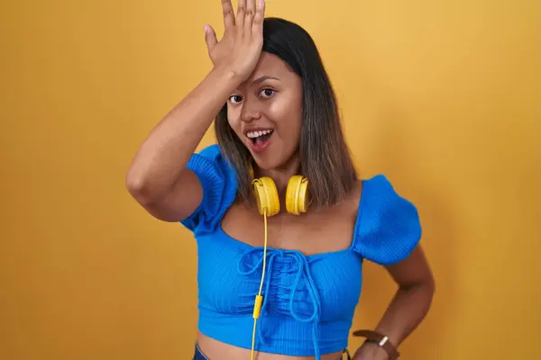 Hispanische Junge Frau Die Über Gelbem Hintergrund Steht Überrascht Mit — Stockfoto
