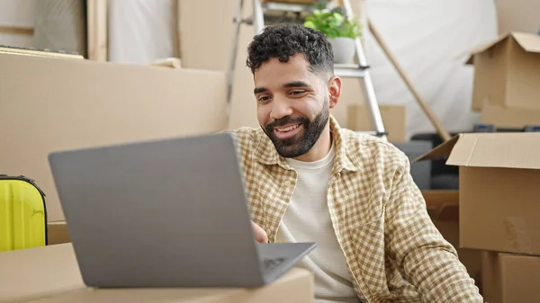 Jovem Hispânico Usando Laptop Sentado Chão Uma Nova Casa — Fotografia de Stock