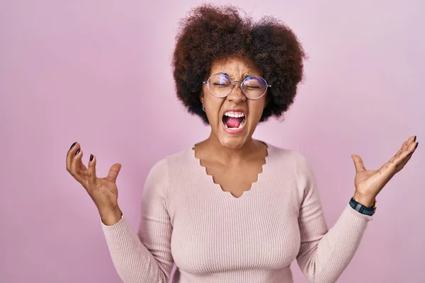 Jonge Afro Amerikaanse Vrouw Staat Roze Achtergrond Gek Gek Schreeuwen — Stockfoto