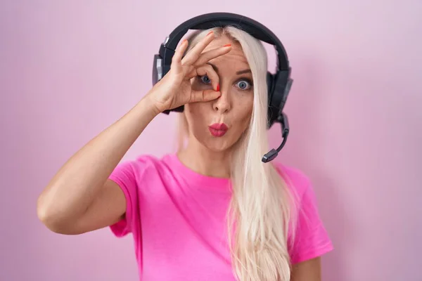 Mujer Caucásica Escuchando Música Usando Auriculares Haciendo Gesto Bien Sorprendido — Foto de Stock