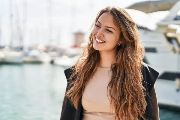 Young Beautiful Hispanic Woman Smiling Confident Looking Side Seaside — 스톡 사진