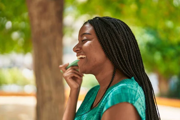 Afroamerikanerin Lächelt Selbstbewusst Und Hört Audio Botschaft Smartphone Park — Stockfoto