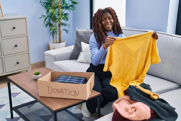 Donna Afroamericana Sorridente Fiducioso Mettendo Vestiti Donazioni Scatola Cartone Strada — Foto Stock