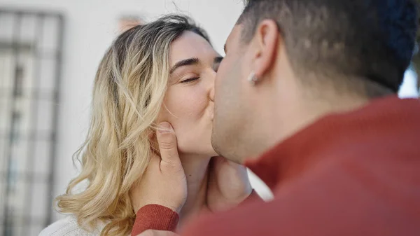 男と女カップル接吻で通り — ストック写真
