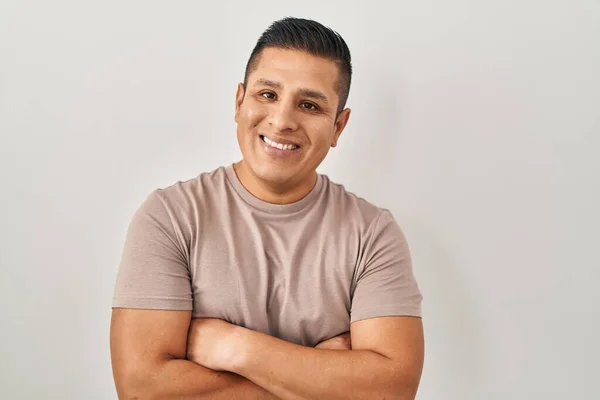 Der Hispanische Junge Mann Steht Vor Weißem Hintergrund Und Lächelt — Stockfoto