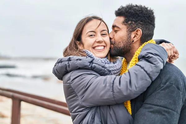 Man Woman Couple Hugging Each Other Kissing Seaside — Stock fotografie