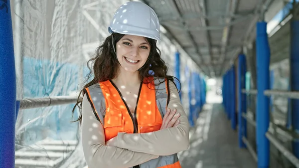 Junge Schöne Hispanische Bauarbeiterin Lächelt Selbstbewusst Und Steht Mit Verschränkten — Stockfoto