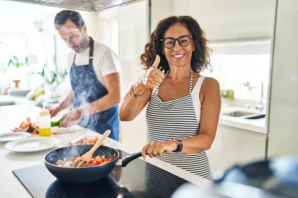 Pareja Mediana Edad Cocinando Comida Mediterránea Casa Sonriendo Feliz Positiva —  Fotos de Stock