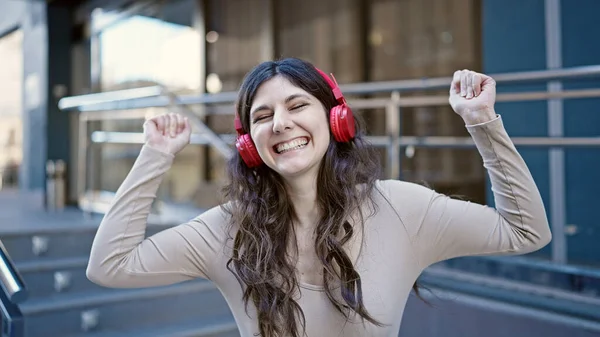 Junge Schöne Hispanische Frau Lächelt Selbstbewusst Und Hört Musik Die — Stockfoto