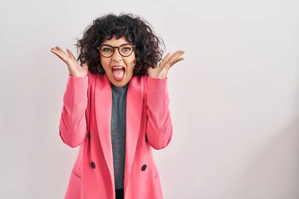 Hispanic Woman Curly Hair Standing Isolated Background Celebrating Crazy Amazed — Stock Photo, Image