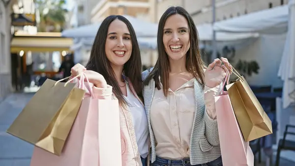 Δύο Γυναίκες Χαμογελαστές Πηγαίνουν Για Ψώνια Κρατώντας Τσάντες Στη Βεράντα — Φωτογραφία Αρχείου