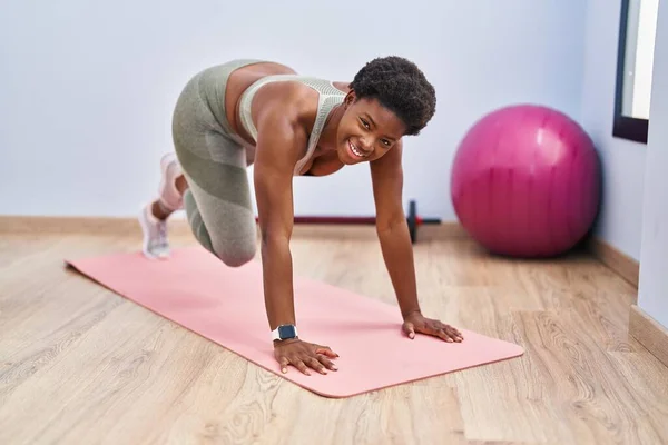 Afroamerikanerin Lächelt Selbstbewusst Beim Training Sportzentrum — Stockfoto