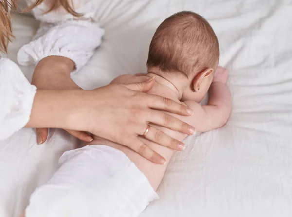 Adorável Bebê Caucasiano Deitado Cama Tendo Massagem Nas Costas Quarto — Fotografia de Stock