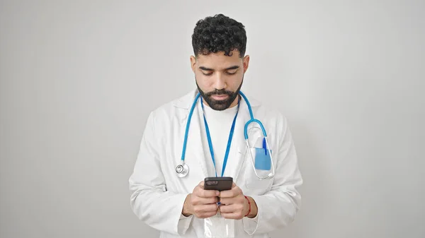 若いですヒスパニック男医師使用スマートフォンで深刻な表現以上隔離された白い背景 — ストック写真