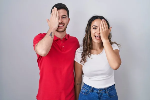 Young Hispanic Couple Standing Isolated Background Covering One Eye Hand — Stock Photo, Image