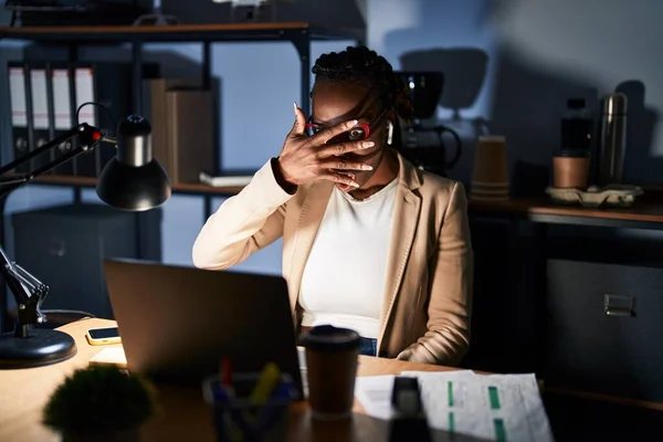 Güzel Siyahi Kadın Geceleri Ofiste Çalışır Şoka Girer Yüzünü Gözlerini — Stok fotoğraf