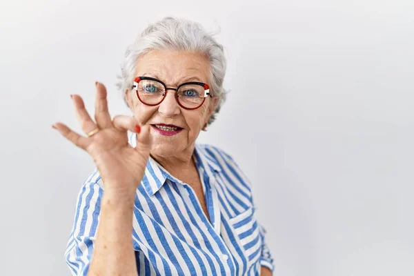Beyaz Arka Planda Gri Saçlı Yaşlı Kadın Gülümsüyor Parmaklarıyla Tamam — Stok fotoğraf
