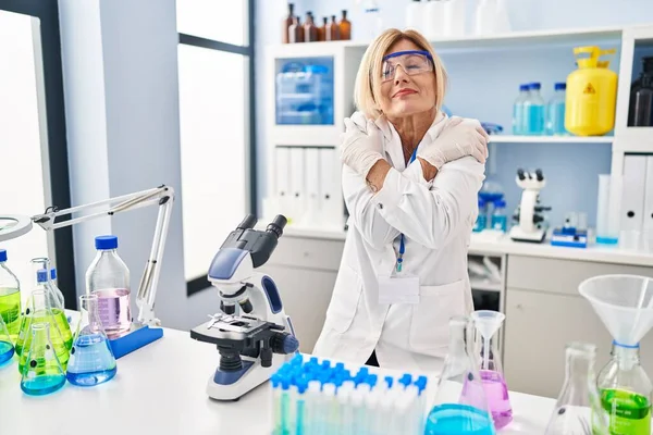 Blondýnka Středního Věku Pracující Laboratoři Vědců Objímaje Šťastně Pozitivně Sebevědomě — Stock fotografie