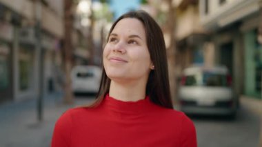 Genç kadın kendine güvenerek gülümsüyor.