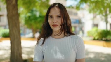 Genç bayan, kendine güveni tam. Parkta kötü işaret veriyor.