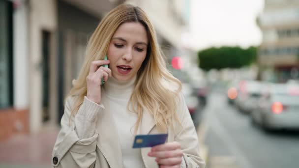 Genç Sarışın Kadın Akıllı Telefondan Konuşuyor Sokakta Kredi Kartı Kullanıyor — Stok video