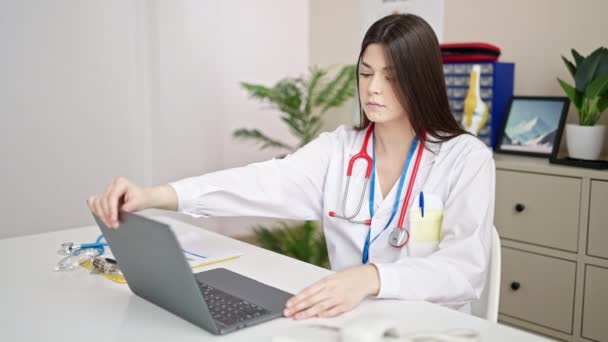 Młoda Piękna Latynoska Lekarz Pomocą Laptopa Pracuje Klinice — Wideo stockowe