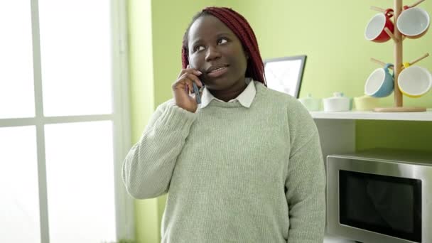 Afrikansk Kvinna Med Flätat Hår Talar Telefon Matsalen — Stockvideo