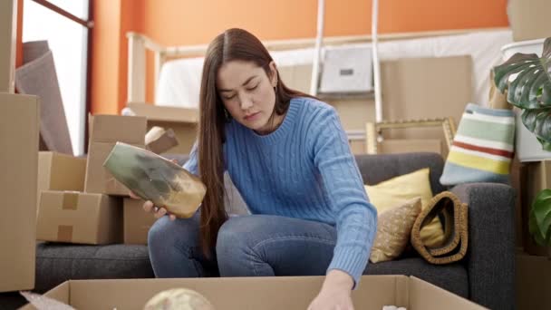 若い白人女性Unpacking段ボール箱で新しい家 — ストック動画