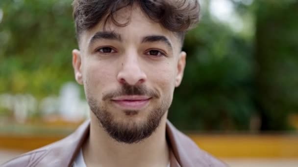 Genç Arap Adam Parkta Kendine Güvenerek Gülümsüyor — Stok video