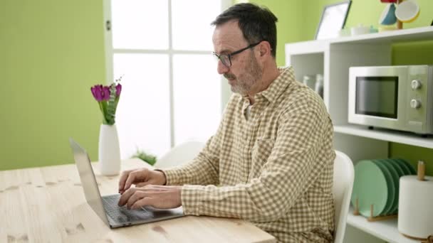 Homem Meia Idade Usando Laptop Sentado Mesa Casa — Vídeo de Stock