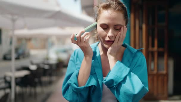 Jonge Vrouw Glimlachend Vol Vertrouwen Luisteren Audioboodschap Door Smartphone Straat — Stockvideo
