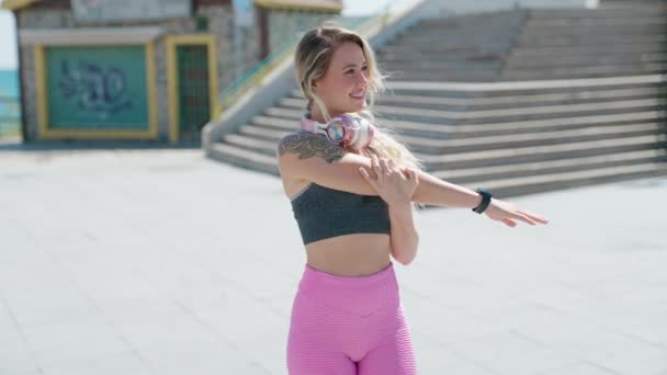 Sokakta Esneme Sporu Giymiş Genç Sarışın Kadın — Stok video