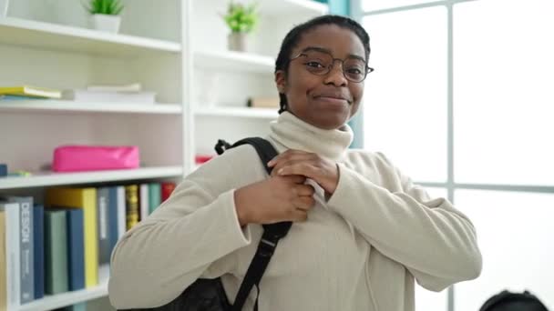 美国大学的非洲裔美国女学生带着背包 自信地微笑着 — 图库视频影像