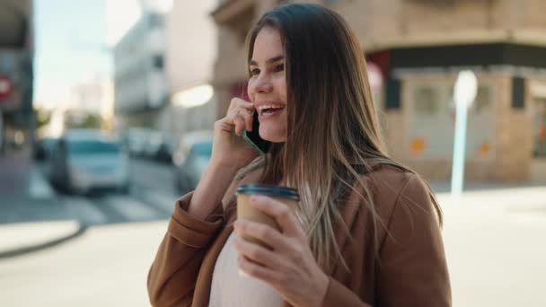 Joven Mujer Caucásica Hablando Teléfono Inteligente Bebiendo Café Calle — Vídeos de Stock