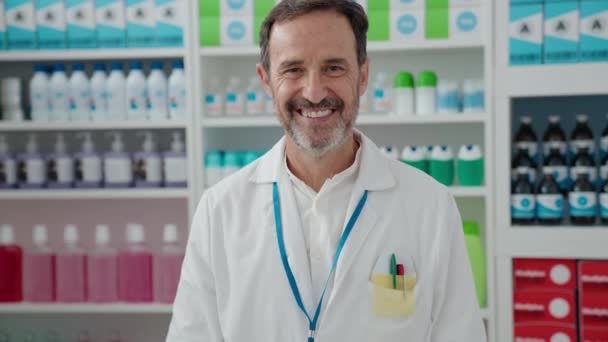 Homem Meia Idade Farmacêutico Sorrindo Confiante Fazendo Gesto Com Polegares — Vídeo de Stock
