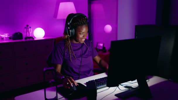 Afrikansk Amerikansk Kvinna Streamer Spelar Spel Med Hjälp Dator Spelrum — Stockvideo