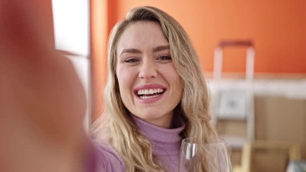 Mladá Blondýna Žena Pití Sklenice Vína Přičemž Selfie Obrázek Novém — Stock video