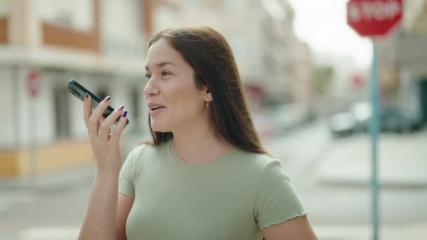 Jonge Mooie Vrouw Glimlachen Zelfverzekerd Praten Smartphone Straat — Stockvideo