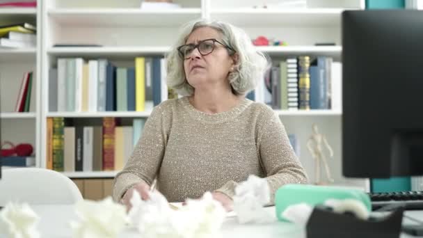 Mujer Mediana Edad Con Profesor Pelo Gris Escribiendo Cuaderno Con — Vídeo de stock