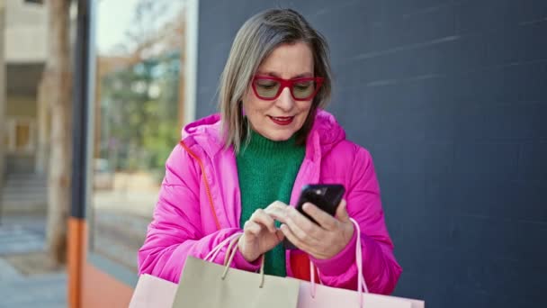 Mature Hispanic Woman Grey Hair Smiling Going Shopping Using Smartphone — Stock Video