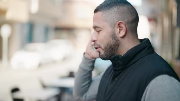 Jeune Homme Latino Souriant Confiant Parler Sur Smartphone Rue — Video
