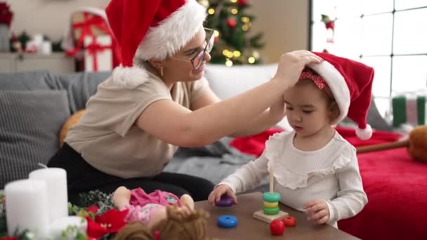 Vrouw Peuter Spelen Met Speelgoed Zitten Door Kerstboom Thuis — Stockvideo
