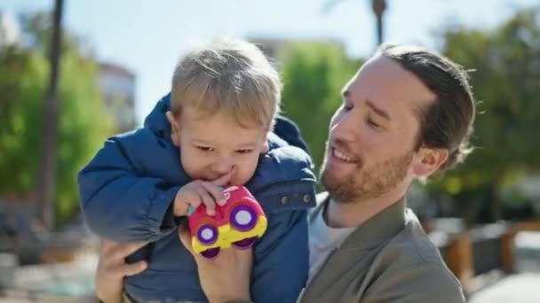 Ojciec Syn Uśmiechający Się Pewnie Przytulający Się Parku — Wideo stockowe