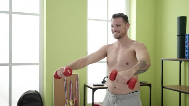 Young Caucasian Man Training Using Weights Sport Center — Vídeo de stock
